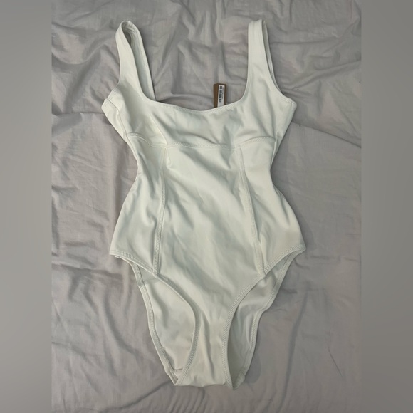 NWT SKIMS MARBLE SHAPING SWIM ONE PIECE - Picture 6 of 6